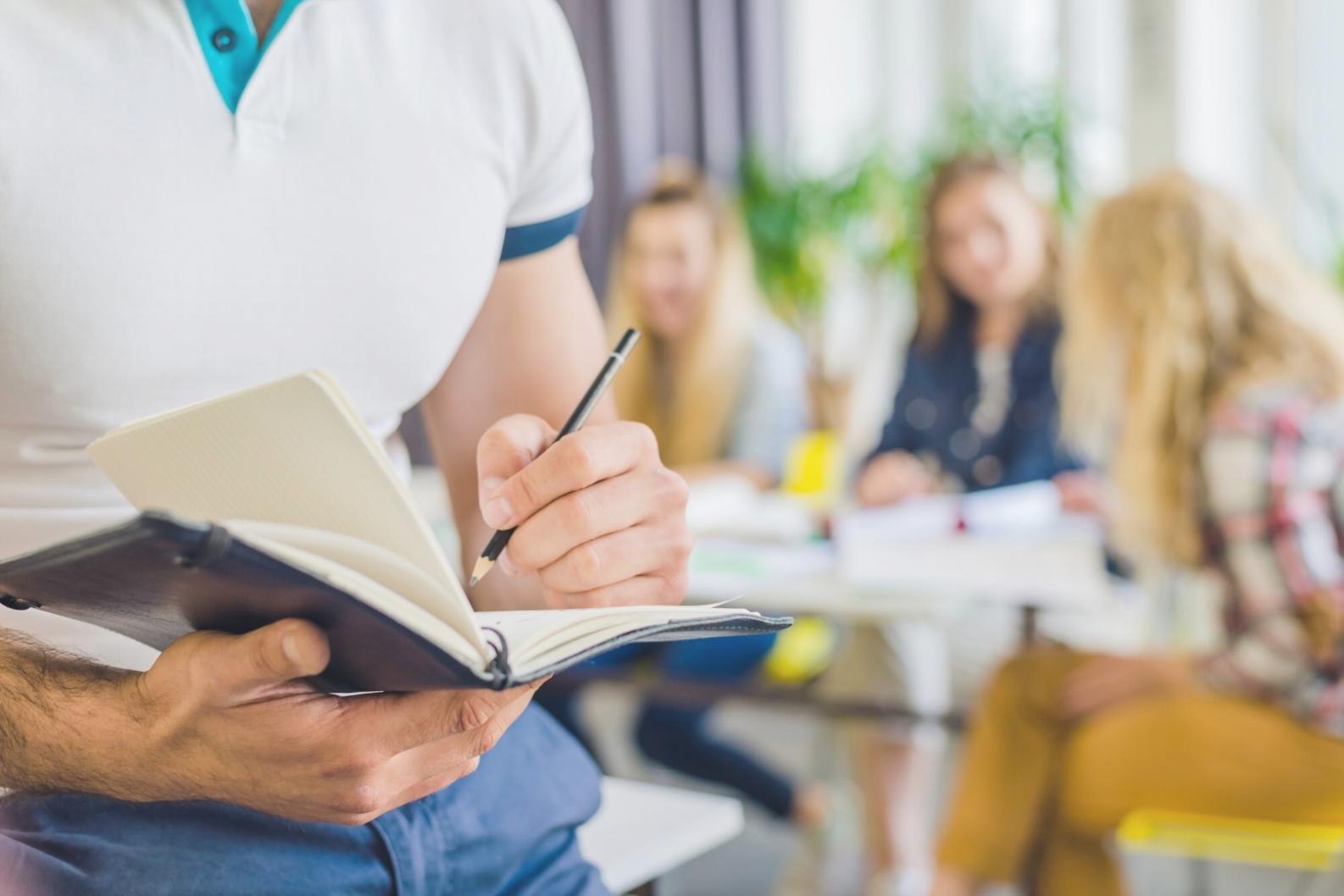Familie bei der Finanzplanung am Küchentisch